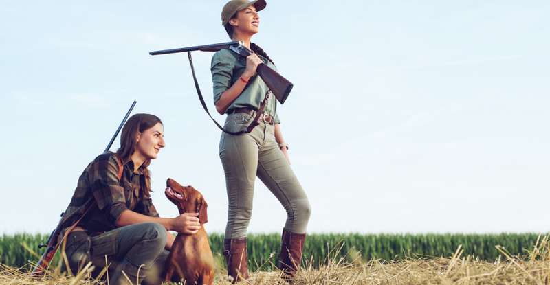 Jagdhunde stehen hoch im Trieb und können stundenlang draußen in der Natur arbeiten. Bevor ein Jagdhund angeschafft wird, sollte sehr gut überlegt werden, wie dieser in einem normalen Alltag ausgelastet werden soll. ( Foto: Shutterstock- ZoranOrcik )