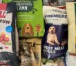 Goldener Windbeutel: Wie ehrlich ist Werbung für Hundefutter wirklich? Abb. Trockenfutter mit Werbeversprechen: Bestes Fleisch, Wirkliche Natur, Grasgefüttertes Lamm, Französisches Perlhuhn, Wildente, Naturwirkung …