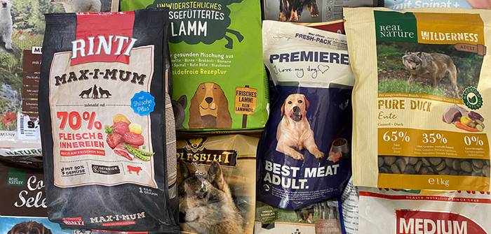 Goldener Windbeutel: Wie ehrlich ist Werbung für Hundefutter wirklich? Abb. Trockenfutter mit Werbeversprechen: Bestes Fleisch, Wirkliche Natur, Grasgefüttertes Lamm, Französisches Perlhuhn, Wildente, Naturwirkung …