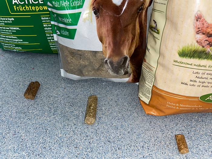 Kaltgepresstes Hundefutter ist nichts anderes als pelletiertes Hundefutter. Hier zu sehen ist pelletiertes Hunde- und Pferdefutter. 