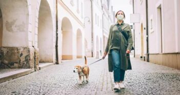 Trotz Ausgangssperre mit Hund Gassi gehen? ( Foto: Shutterstock - Soloviova Liudmyla )