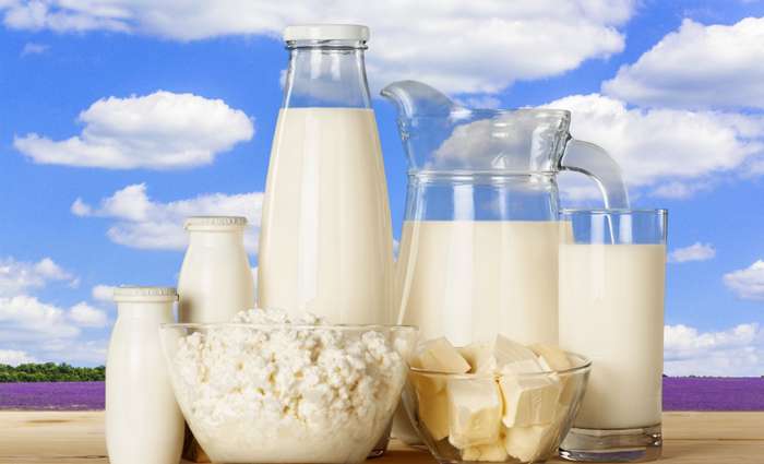 Buttermilch, energiereiche Babymilch, Kondensmilch mit oder ohne Zucker, Vollmilch und Kefir enthalten viel Fett und sind hoch konzentriert.  ( Foto: Shutterstock -  Billion Photos )